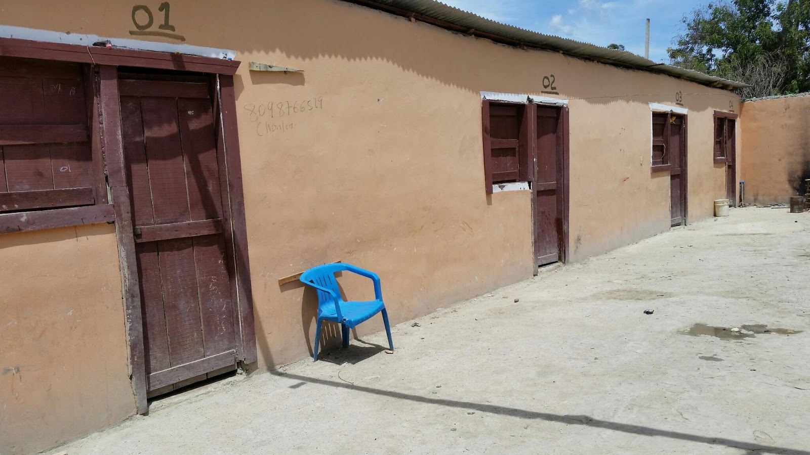 Casas abandonadas por haitianos. Foto del portal Vicente Noble Digital.