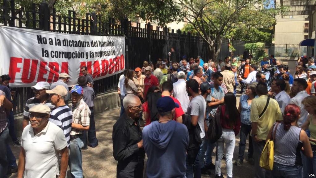 El Frente Amplio Venezuela Libre convocó a la marcha pacífica y a asambleas de calle para este sábado 17 de marzo. Foto cortesía de VOA.