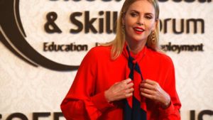 La actriz Charlize Theron habla en el Foro de Educación y Capacitación Global en Dubái, Emiratos Árabes Unidos, sábado 17 de marzo de 2018. Theron dijo que la idea de armar a los docentes después de la masacre reciente en una escuela en Estados Unidos es 