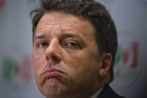 Foto tomada el 5 de marzo del 2018 de Matteo Renzi, quien renunció como líder del Partido Democrático italiano tras la estrepitosa derrota electoral que sufrió la agrupación en las recientes elecciones. (AP Foto/Domenico Stinellis)
