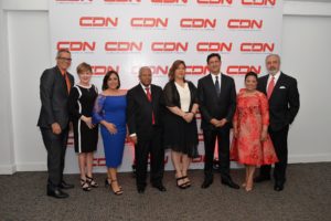 Ejecutivos y directivos durante la celebración del 20 aniversario de CDN canal 37, medio televisivo de Multimedios del Caribe. Foto Romelio Montero.