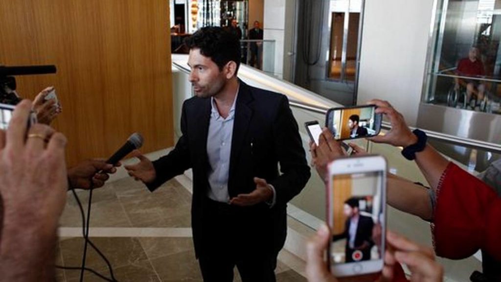 Orestes Fintiklis, un inversor de Miami que dirige Ithaca Capital, habla con los medios de comunicación en el lobby del hotel Trump Ocean Club International en la ciudad de Panamá, el lunes 5 de marzo de 2018. (AP Foto/Arnulfo Franco)