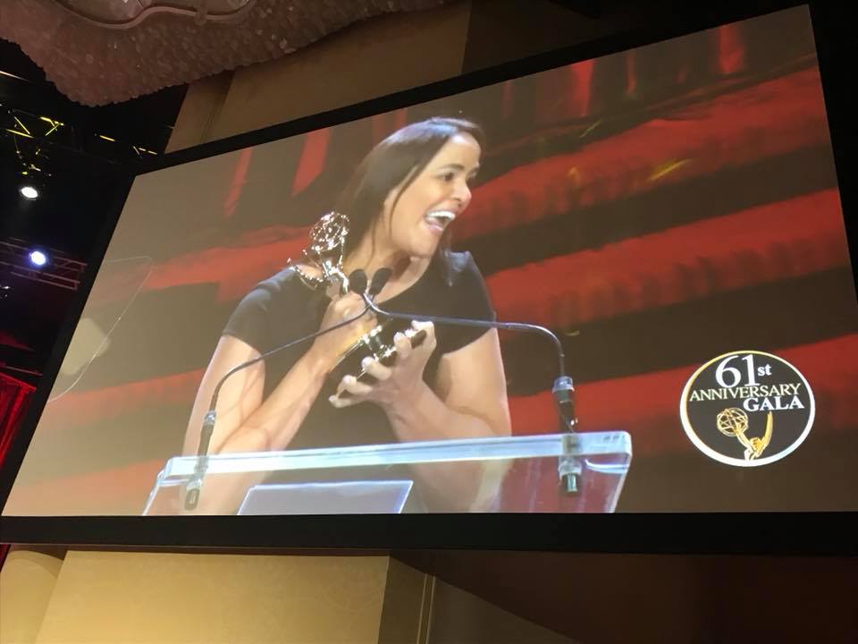 La periodista dominicana Esperanza Ceballos levanta la estatuilla Emmy durante la premiación.