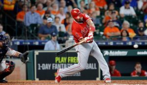 El dominicano Albert Pujols, de los Angelinos de Los Ángeles, batea un cuadrangular ante los Astros de Houston en el encuentro realizado el miércoles 25 de abril de 2018 (AP Foto/Michael Wyke)