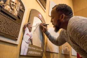 El dominicano Vladimir Guerrero estampa su firma en el sitio donde su placa del Salón de la Fama del Béisbol será colgada, el jueves 26 de abril de 2018, en Cooperstown, Nueva York. (Milo Stewart Jr./National Baseball Hall of Fame and Museum via AP)
