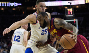 LeBron James, de los CAVS, recibe la presión de Ben Simmons, de Filadelfia. Archivo