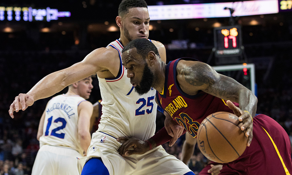 LeBron James, de los CAVS, recibe la presión de Ben Simmons, de Filadelfia. Archivo