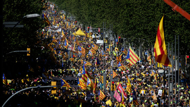 La manifestación a favor de la libertad de líderes separatistas catalanes el 15 de abril del 2018 en Barcelona. (AP Photo/Emilio Morenatti)