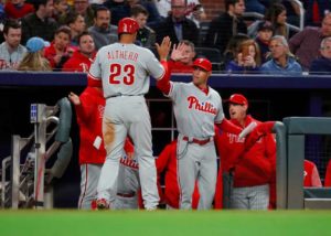 Grandes Ligas. El jardinero alemán Aaron Altherr (23) es felicitado por el manager Gabe Kapler luego de haber anotado carrera en el sexto inning del juego ante los Bravos de Atlanta, el viernes 30 de marzo de 2018, en Atlanta. (AP Foto/Todd Kirkland)