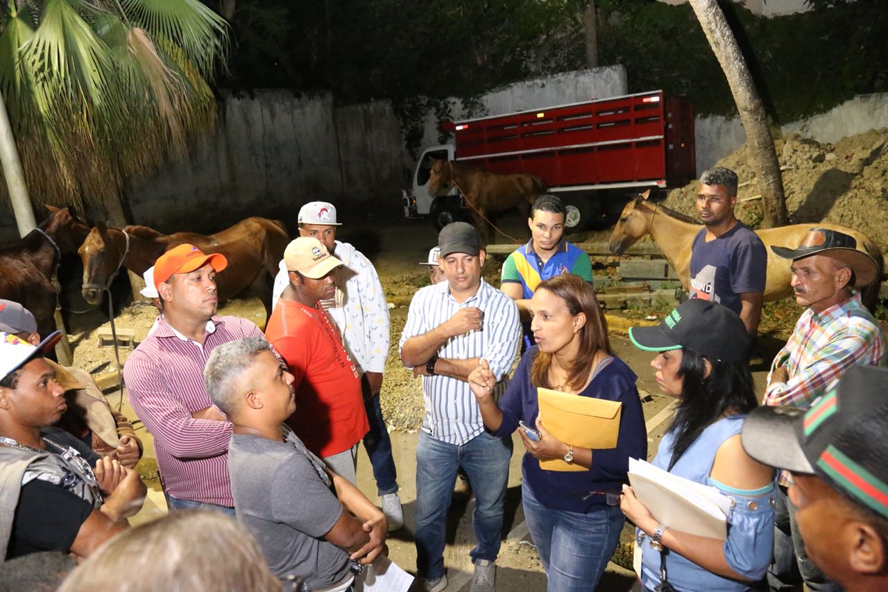 La magistrada Mirian Morel,conversa con los cocheros de Santiago