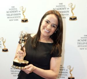 La periodista dominicana Esperanza Ceballos muestra la estatuilla de Premios Emmy