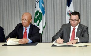 El rector de la Universidad ISA, Benito Abad Ferreiras Rodríguez y el ministro de Educación, Andrés Navarro, firman el convenio.