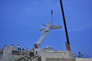 Levantan estatua del “Cristo Vivo” en Jardín Botánico de Santiago. Foto Abel Ureña