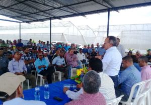 El ministro de Agricultura, Ángel Estévez durante reunión con productores de Rancho Arriba, en San José de Ocoa, habla sobre la veda sanitaria.