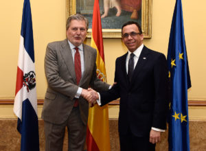 El ministro de Educación, Andrés Navarro, sostuvo una reunión de trabajo con su homólogo español, Iñigo Méndez de Vigo
