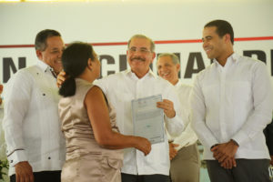El presidente Danilo Medina entrega títulos definitivos en Villa Altagracia