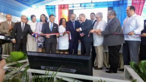 El presidente Danilo Medina corta la cinta y deja inaugurado el hospital municipal de Villa La Mata