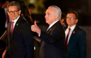 El presidente brasileño Michel Temer hace una señal optimista con el dedo a su llegada a la ceremonia inaugural de la Cumbre de las Américas en Lima, Perú, el viernes 13 de abril de 2018. (AP Foto/Martín Mejía)