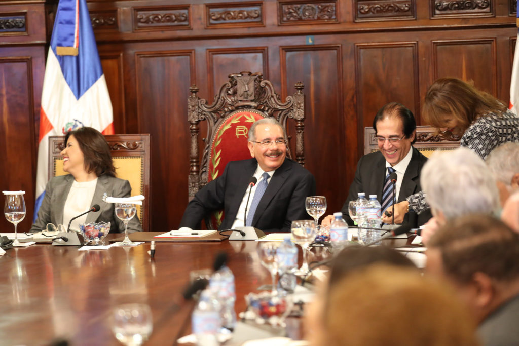 El presidente Danilo Medina, escucha resultados de metas del Sistema de Monitoreo y Medición de la Gestión Pública en el primer trimestre de este año