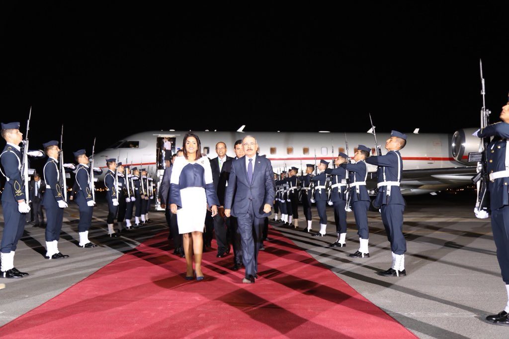 Danilo Medina y su esposa Cándida a su llegada a Perú