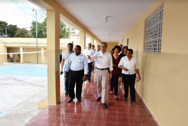 El ministro de Educación, Andrés Navarro, realizó un recorrido de supervisión por el Liceo Estados Unidos de América