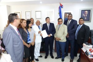 Directivos del Colegio Dominicano de Periodistas (CDP) presentanante el Senado, un proyecto que modifica la Ley 10-91, que crea a esa institución,