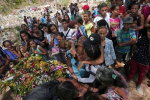 Familiares de reos muertos en comisaría de Venezuela