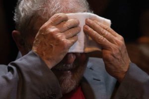 El expresidente brasileño Luiz Inácio Lula da Silva se seca el sudor de la cara durante un acto de su campaña presidencial con miembros de su Partido de los Trabajadores y otras formaciones de izquierda, en Río de Janeiro, Brasil, el 2 de abril de 2018. (AP Foto/Leo Correa)