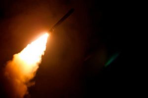 En esta imagen proporcionada por las fuerzas armadas de Estados Unidos, se muestra un misil que fue lanzado el sábado 14 de abril de 2018 como parte de la respuesta militar a los ataques con armas químicas de Siria. (Mass Communication Specialist Seaman Trey Fowler/U.S. Navy vía AP)
