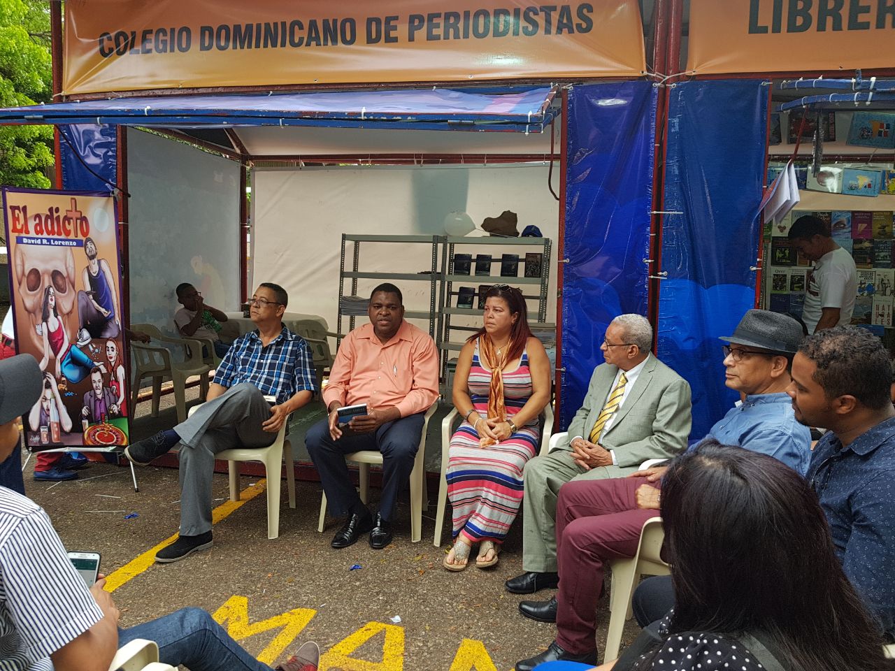 Durante conversatorio en inauguración del stand del CDP en la Feria del Libro 2018.