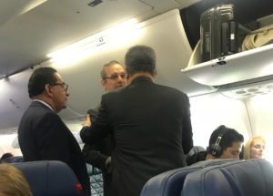 Leonel Fernández y Luis Abinader al momento se saludarse durante un avión que venía de NY