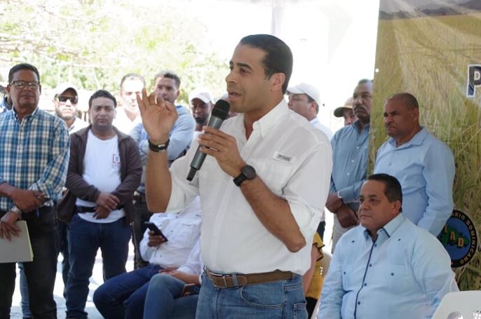 El anuncio fue hecho por el director ejecutivo de la Comisión Permanente de Titulación de Terrenos del Estado, José Dantés Díaz, y el director general del Instituto Agrario Dominicano, Emilio Olivo.