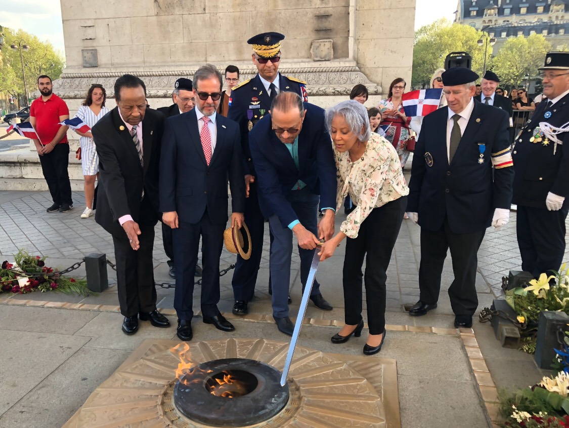 El representante dominicano ante la UNESCO habló tras participar en la ofrenda floral a los héroes de Abril, en Francia