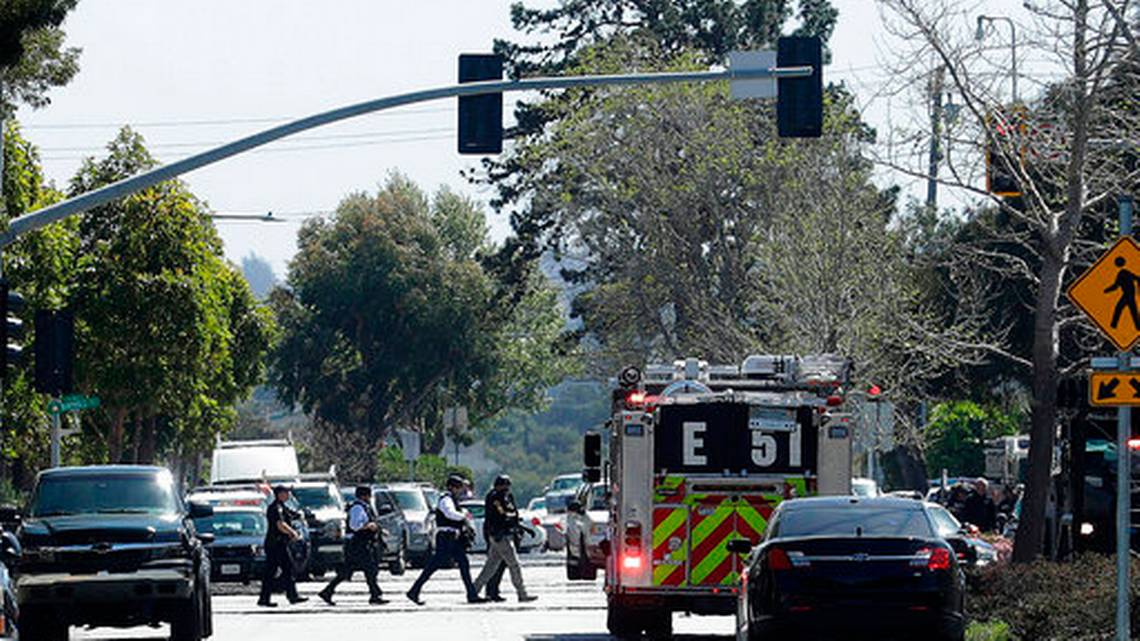 La escena frente a las oficinas de YouTube en San Bruno, California, donde se reportó un tiroteo el 3 de abril del 2018. (AP Foto/Jeff Chiu)