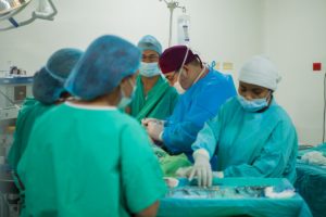 Durante jornada de cirugía de reducción y reconstrucción de senos por parte del Plan Social en Santiago