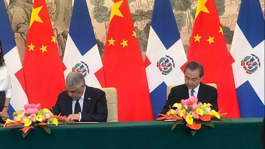 El ministro de Asuntos Exteriores de China, Wang Yi, y su homólogo dominicano, Miguel Vargas, en Pekín