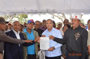 Productores reciben cheque del FEDA