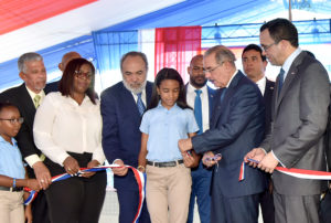 El presidente Danilo Medina corta la cinta para dejar inaugurado un centro escolar en Villa Mella.