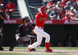 Shohei Ohtani, de los Angelinos de Los Ángeles, batea un jonrón de dos carreras en la quinta entrada del juego ante los Indios de Cleveland el miércoles 4 de abril de 2018 en Anaheim, California. (AP Foto/Jae C. Hong)