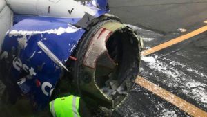 El motor del avión de Southwest Airlines que tuvo que hacer un aterrizaje de emergencia en Filadelfia el 17 de abril del 2018. (Amanda Bourman via AP)