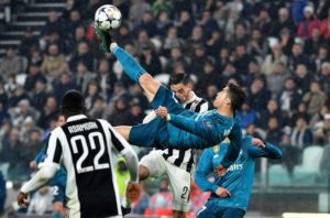 Cristiano Ronaldo del Real Madrid marca un gol con una espectacular chilena ante el Juventus
