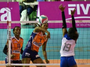 Annerys Vargas del equipo Las Caribeñas ataca cotra Las Guerreras.