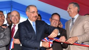 El president Danilo Medina corta la cinta y deja inaugurado in Centro Regional de Capacitación Agrícola y Forestal en Bohechío.