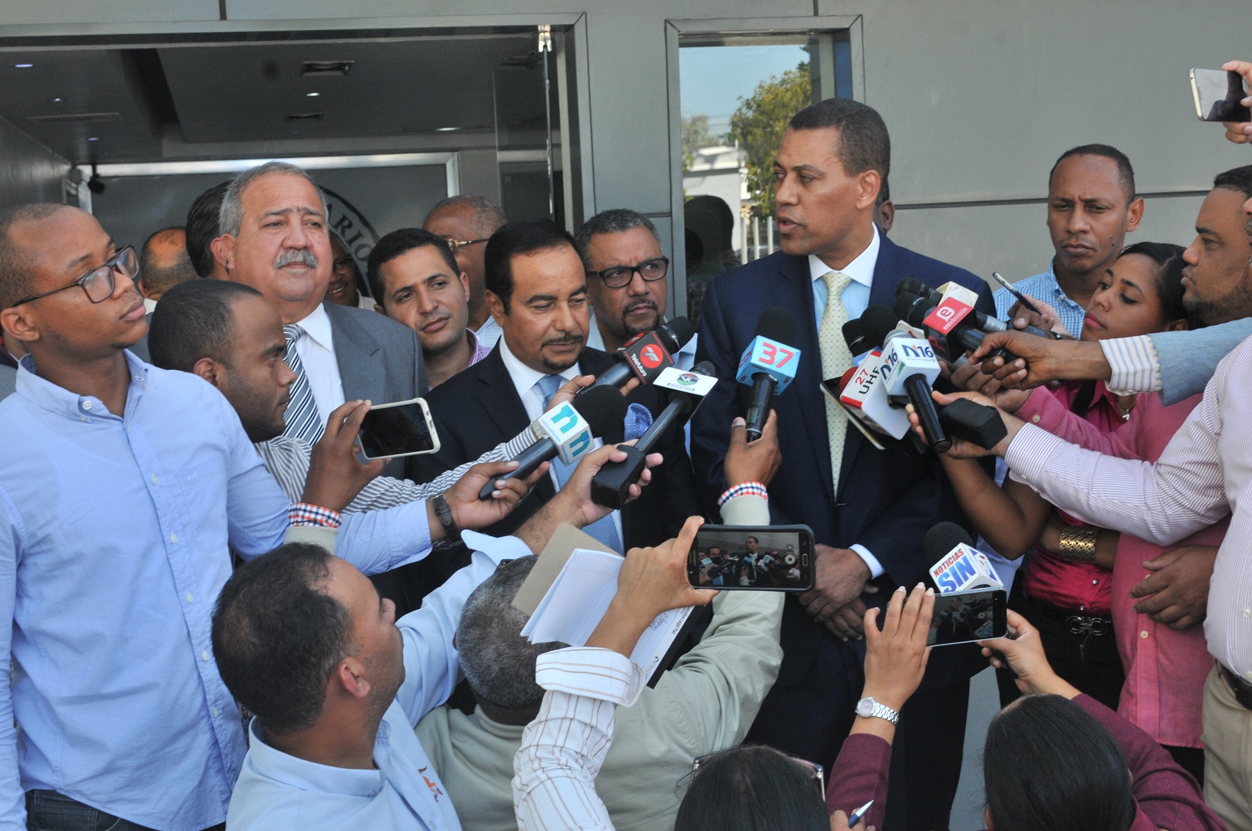 Guido Gómez Mazara a tras llegar al PRD para su reingreso. Foto Juan T. Valenzuela