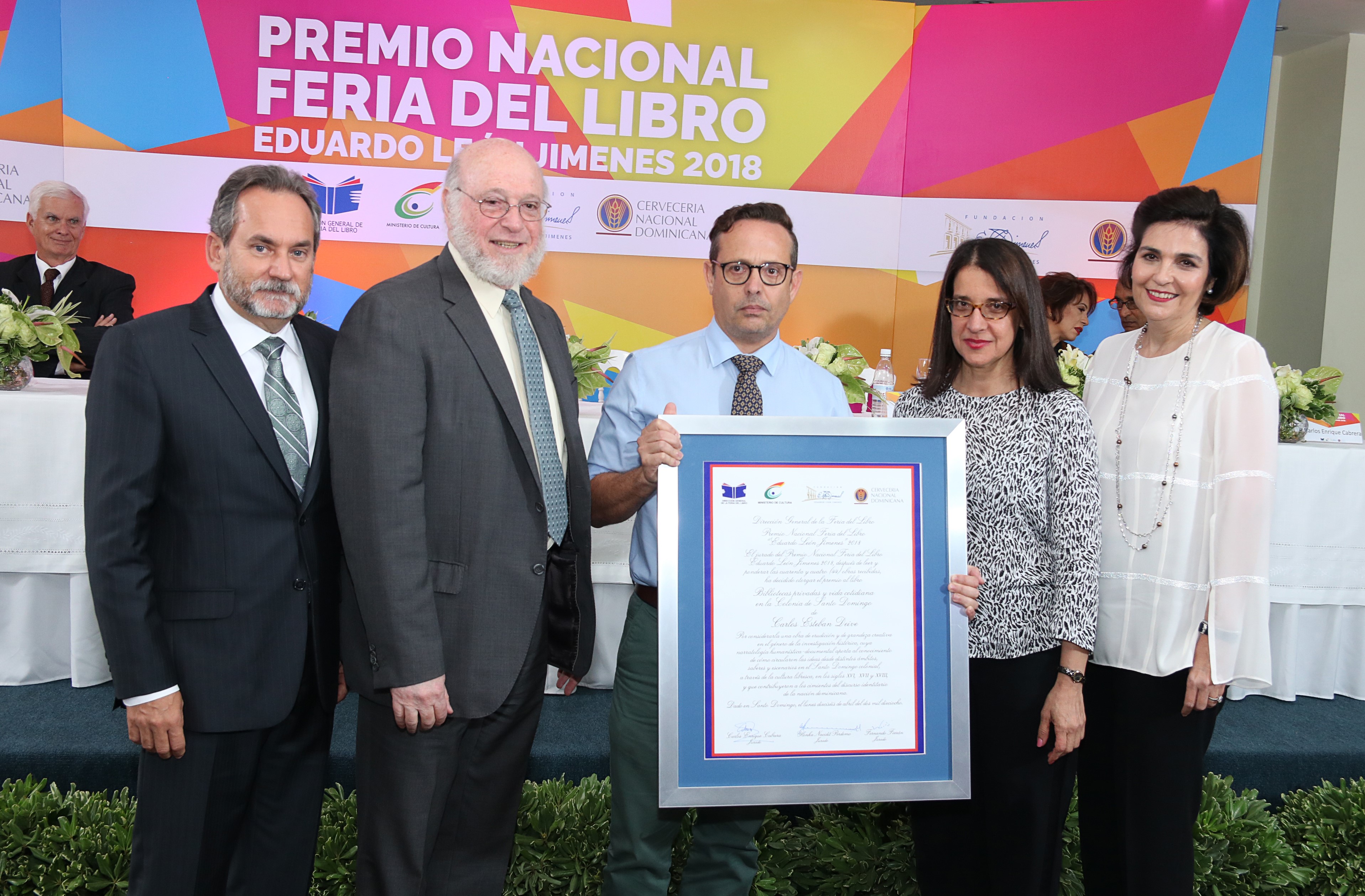 El reconocimiento fue recibido por Leopoldo Deive, hijo del ganador del Premio Nacional Feria del Libro Eduardo León JIménez, Carlos Esteban Deive.