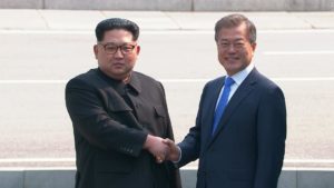 El líder norcoreano, Kim Jong-un, cruzó la línea de demarcación militar que separa las dos Coreas para histórica cumbre con el presidente sureño, Moon Jae-in.