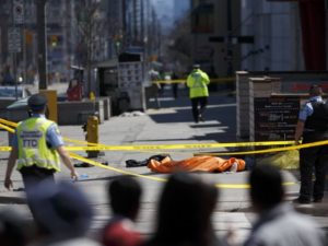 Un camión se subió a una banqueta y atropelló a los transeúntes en la ciudad de Toronto.