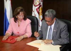 El acuerdo fue firmado por el rector de la UNEV, Wilfredo Mañón Rossi, y la presidenta de FUNMUJER, Peggy Cabral