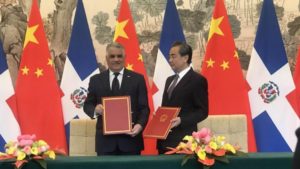El ministro de Asuntos Exteriores de China, Wang Yi, y su homólogo dominicano, Miguel Vargas, en Pekín