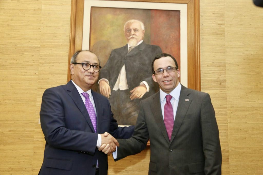 El Secretario de Educación Pública de México, Otto Granado Roldán y el ministro de Educación de República Dominicana, Andrés Navarro.